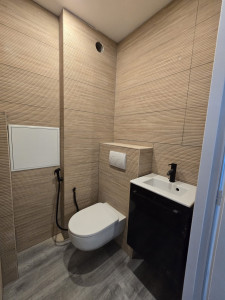 Photo de galerie - Rénovation complète de salle de bain : pose de cattelage mural et sol, installation WC suspendu et meuble lavabo