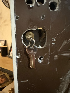 Photo de galerie - Suite à un cambriolage nous intervenus installer une serrure provisoire afin que la cliente dort en sécurité et installer la serrure définitive le lendemain 