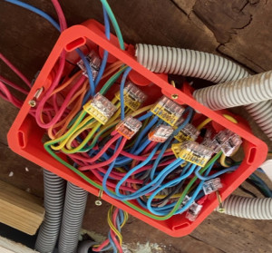 Photo de galerie - Après intervention, fils qui a été repéré à l’ohm-mètre puis rebranché comme il le fallait. 