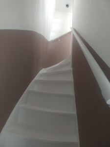 Photo de galerie - Peinture cage d'escalier en partie basse