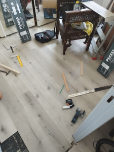 Photo de galerie - Pose parquet PVC chambre et peinture 