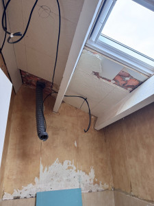 Photo de galerie - Aujourd’hui, nous avons installé un chapeau de toit afin de créer une extraction d’air efficace dans une pièce destinée à accueillir une future salle de bain.