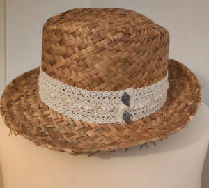 Photo de galerie - Customisation d'un joli chapeau de paille (ruban en dentelle et perles)