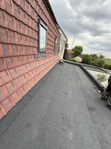 Photo de galerie - Toiture tuiles et extension terrasse plate en étanchéité à templeuve Belgique 