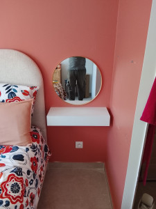 Photo de galerie - Montage d'un miroir avec un étagère 