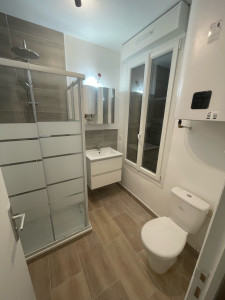 Photo de galerie - Salle de bain complète wc, meuble vasque et miroir bac à douche , double paroi et ballon d’eau chaude 
