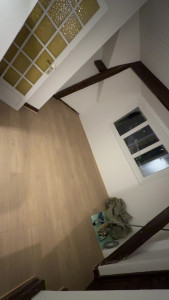 Photo de galerie - Cloison fenêtre- parquet, peinture 