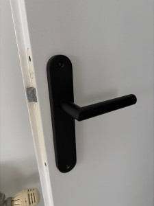 Photo de galerie - Installation de la poignée et de la serrure pour porte intérieur