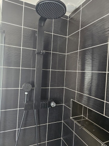 Photo de galerie - Installation de la colonne de douche neuve après. 