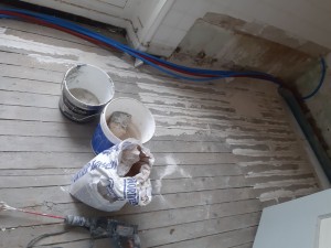Photo de galerie - Préparation du plancher avant la pose du ragréage fibré 