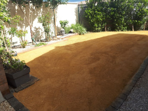Photo de galerie - Aménagement jardin, 
pose de pavé et mise en place clapicette.
travaux paysager.