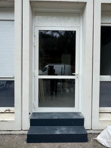 Photo de galerie - Pose de porte d’entrée en Alu avec escalier en acier