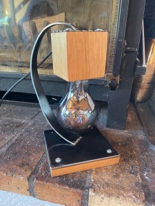 Photo de galerie - Lampe de chevet 50% bois 50% métal vernis 