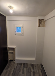 Photo de galerie - Fabrication de coffre autour de la tuyauterie,
Étape première couche de peinture.