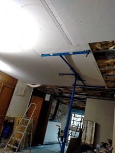 Photo de galerie - Pose de plaques de plâtre au plafond 
