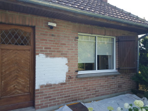 Photo de galerie - Avant- peinture complète façade blanc. sous bassement vert. et cache moineau blanc..