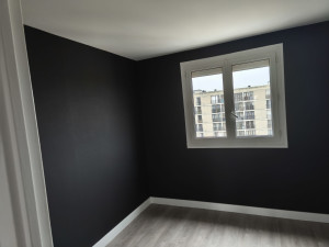 Photo de galerie - Peinture plafond mât, plinthes blanc satiné,pose papier peint noir mât.