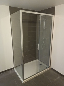Photo de galerie - Installation bac a douche extra plat + pose paroi de douche avec porte coulissante 