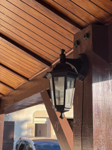 Photo de galerie - Renovation de poutres et lumières extérieure,
Dessous de toit et  ferrure.