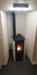 Photo de galerie - Pose placo feu (rose), poêle à granulés, prise directe, applique lumineuse, carrelage (non fini sur photo car urgence chauffage hiver)