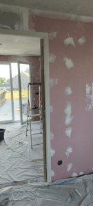 Photo de galerie - Travaux de préparation des murs : rebouchage des imperfections et ponçage avant finition. Travail propre et soigné.

