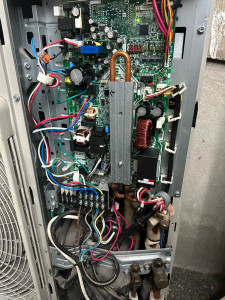 Photo de galerie - Diagnostics sur un gainable daikin problème de communication entre le groupe extérieur et le gainante intérieur. Le problème vient de la carte PCB (inverser) alors qu’ il n’y  avait aucun défaut affiché .remplacement de carte inversée et la carte filtre 