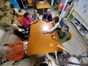Photo de galerie - Séance de jeux en groupe en Ehpad