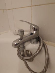 Photo de galerie - Exemple de mitigeur et flexible de douche remplacé avec soin.