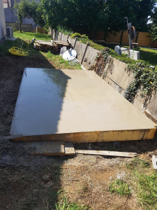 Photo de galerie - Dalle béton pour cabanon de jardin avec pose du cabanon 
