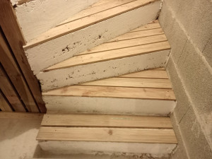 Photo de galerie - Habillage marche d'escalier avec lame de terrasse bois 