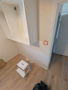 Photo de galerie - Montage armoire  mur béton brique pleine 
chambre enfant sur rail ikea 