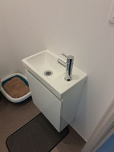 Photo de galerie - Pose d'un lave main avec meuble dans un toilette