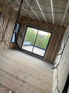 Photo de galerie - Réalisation complète d'un aménagement intérieur.
Travaux effectués : placo + isolation des murs et plafond, 
mise aux normes de l'électricité, et peinture.
Résultat : une pièce lumineuse, isolée et prête à vivre.
Artisan professionnel -m