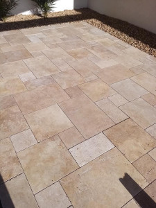 Photo de galerie - Terrassement et création de la dalle ,  pose travertin en opus 4