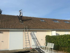 Photo de galerie - Intervention démoussage de toiture 