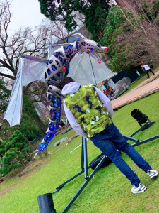 Photo de galerie - Un robot en mouvement électronique avec des effets luminaires spéciaux.