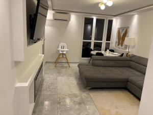 Photo de galerie - Sole carrelage faux plafond niche télé et cheminée électrique en placo et peinture mur et plafond 