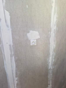 Photo de galerie - Installation d'une nouvelle prise en hauteur 