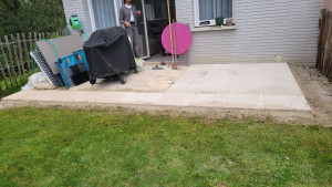 Photo de galerie - Pose des dalles.
