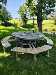 Photo de galerie - Création de 2 tables à partir d'un touret et les bancs sont réalisés en lames de terrasse en pin classe 4, toutes usinées à la main