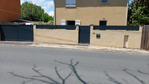 Photo de galerie - Murette enduite, portail, portillon et brise-vue aluminium. Une finition moderne et élégante qui valorise la façade