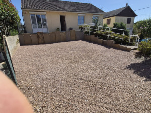 Photo de galerie - Terrassement avant pose de géotextile recouvert de gravier. plaque de grès de 1m50 de hauteur sur 50 cm de large. posé en échelle.
plus béton au pieds de chaque plaque. 