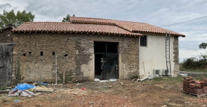 Photo de galerie - Réalisation charpente / couverture et pose baie vitrée .