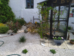 Photo de galerie - Création d'un massif avec paillage minéral et plantations