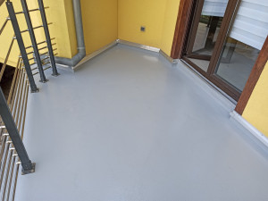 Photo de galerie - Rénovation d'une terrasse en étanchéité liquide directement circulable avec revêtement anti-dérapant 