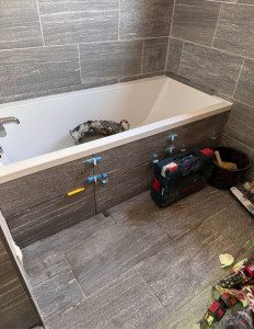 Photo de galerie - Pose d'une baignoire à la place d'un receveur