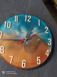 Photo de galerie - Horloge realisé avec de la résine epoxy 