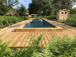 Photo de galerie - Création d'un couloire de nage plus terrasse en bois traité .