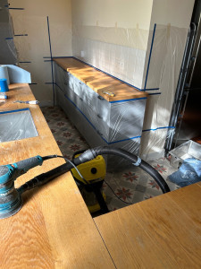 Photo de galerie - Restauration d’une table de cuisine comprenant la préparation du plateau, le ponçage et l’application d’un vernis