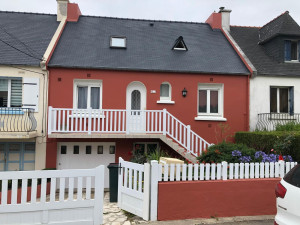Photo de galerie - Décapage complet de la toiture, remplacement des ardoises endommagées, puis application d’une peinture spécifique pour une protection durable et un rendu uniforme.